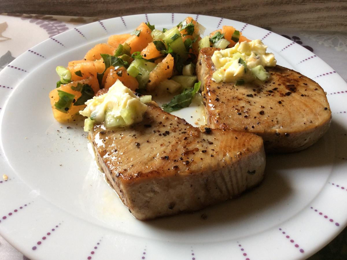 Thunfischsteak mit Melonen-Gurken-Salat und Gurken-Chili-Butter ...