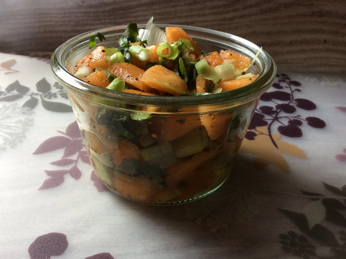 Rezept: Thunfischsteak mit Melonen-Gurken-Salat und Gurken-Chili-Butter Bild Nr. 875 Thunfischsteak mit Melonen-Gurken-Salat und Gurken-Chili-Butter - Rezept - Bild Nr. 875