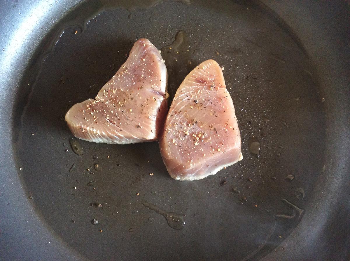 Thunfischsteak mit Melonen-Gurken-Salat und Gurken-Chili-Butter - Rezept - Bild Nr. 877