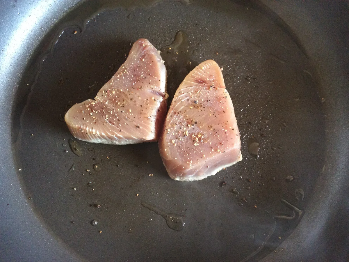 Rezept: Thunfischsteak mit Melonen-Gurken-Salat und Gurken-Chili-Butter Bild Nr. 877 Thunfischsteak mit Melonen-Gurken-Salat und Gurken-Chili-Butter - Rezept - Bild Nr. 877