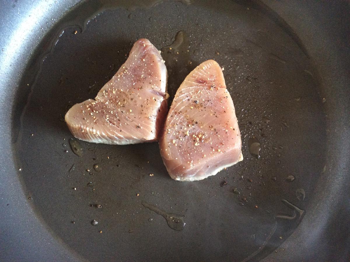 Thunfischsteak mit Melonen Gurken Salat und Gurken Chili Butter ...