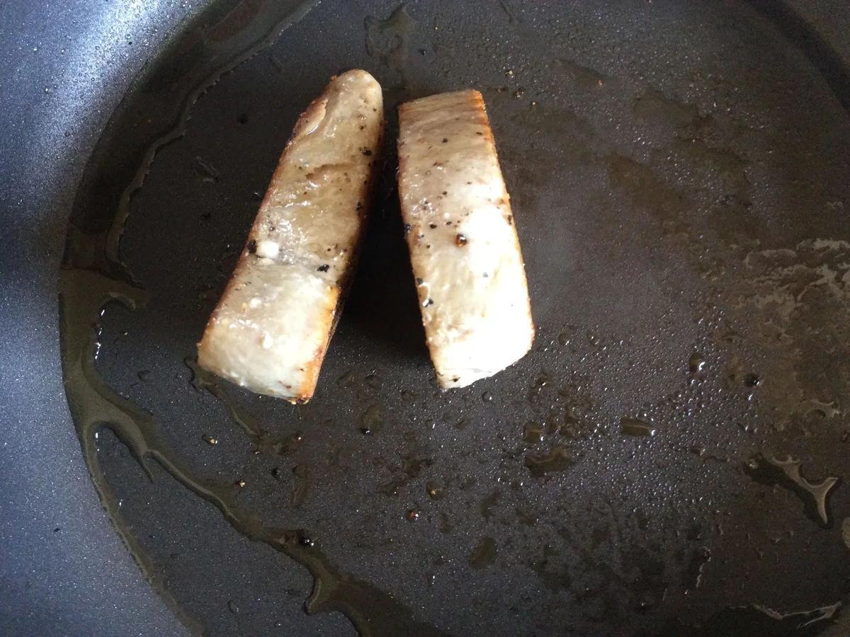 Rezept: Thunfischsteak mit Melonen-Gurken-Salat und Gurken-Chili-Butter Bild Nr. 878 Thunfischsteak mit Melonen-Gurken-Salat und Gurken-Chili-Butter - Rezept - Bild Nr. 878