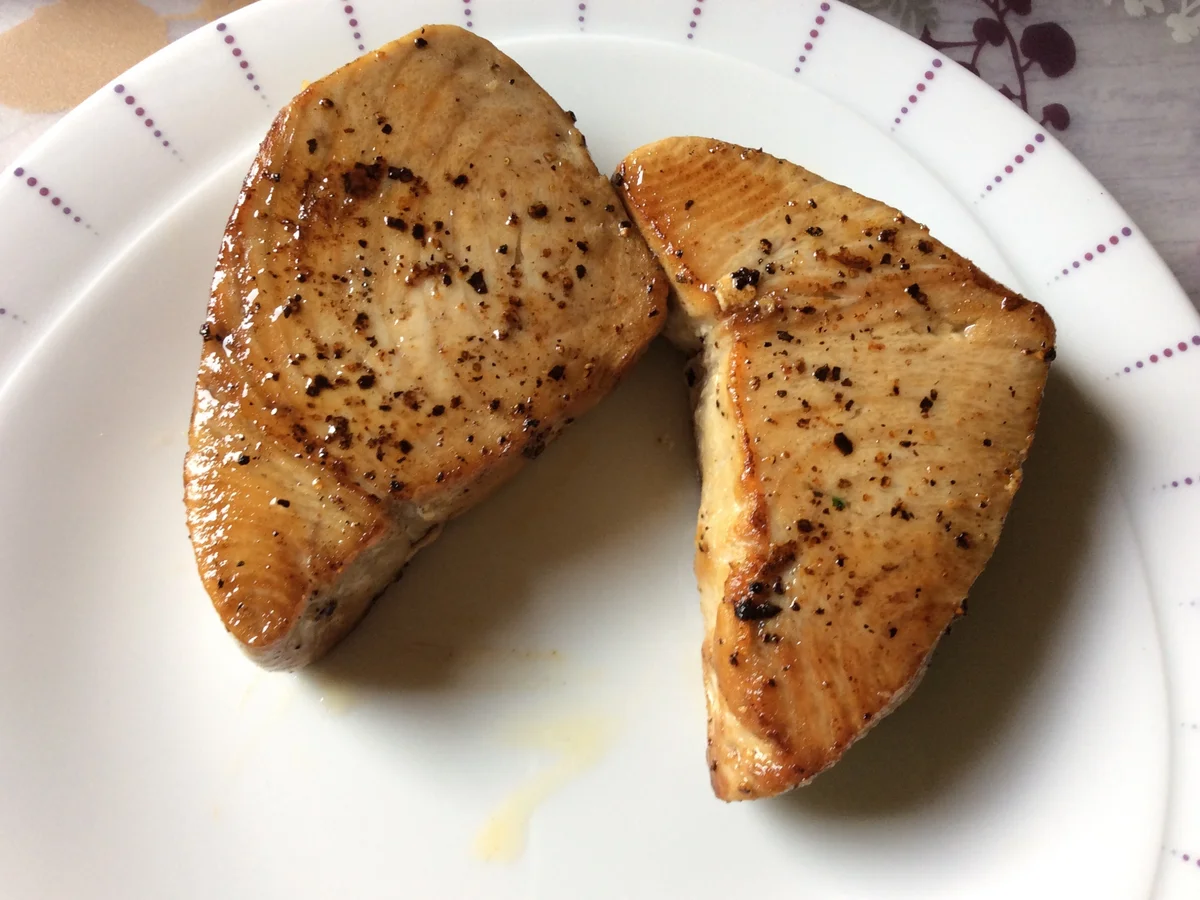 Rezept: Thunfischsteak mit Melonen-Gurken-Salat und Gurken-Chili-Butter Bild Nr. 879 Thunfischsteak mit Melonen-Gurken-Salat und Gurken-Chili-Butter - Rezept - Bild Nr. 879