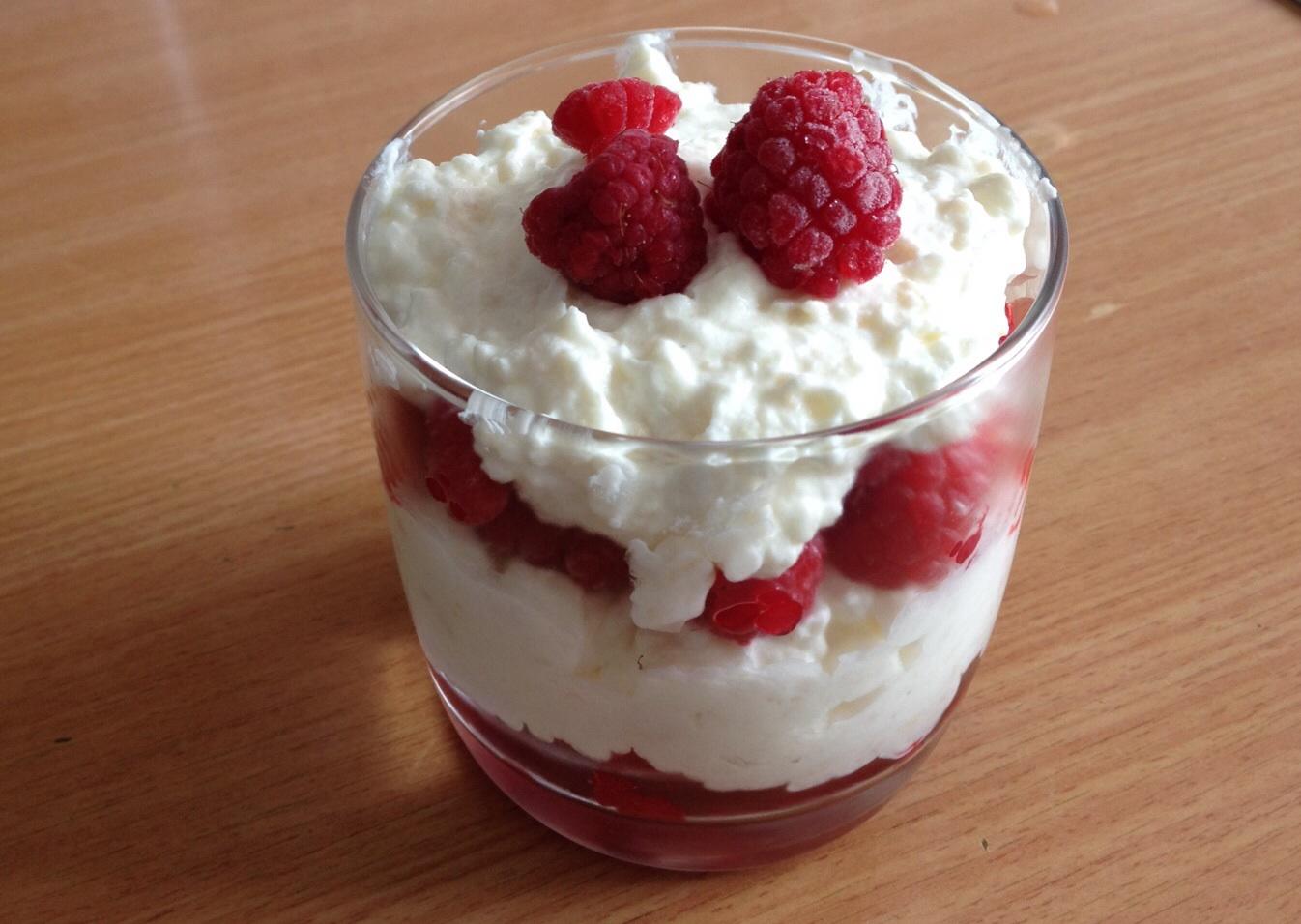 Raffaello-Creme mit Himbeeren Rezept By Honeyle