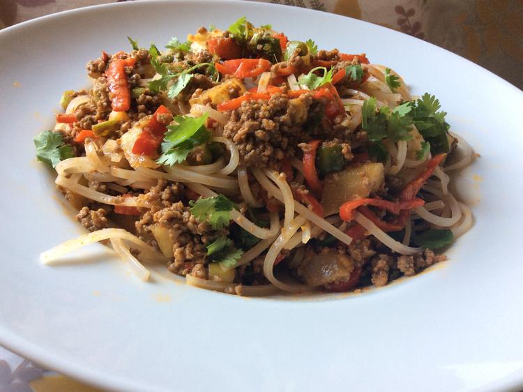 Reisnudelsalat mit Hackfleisch und grüner Papaya - Rezept - kochbar.de