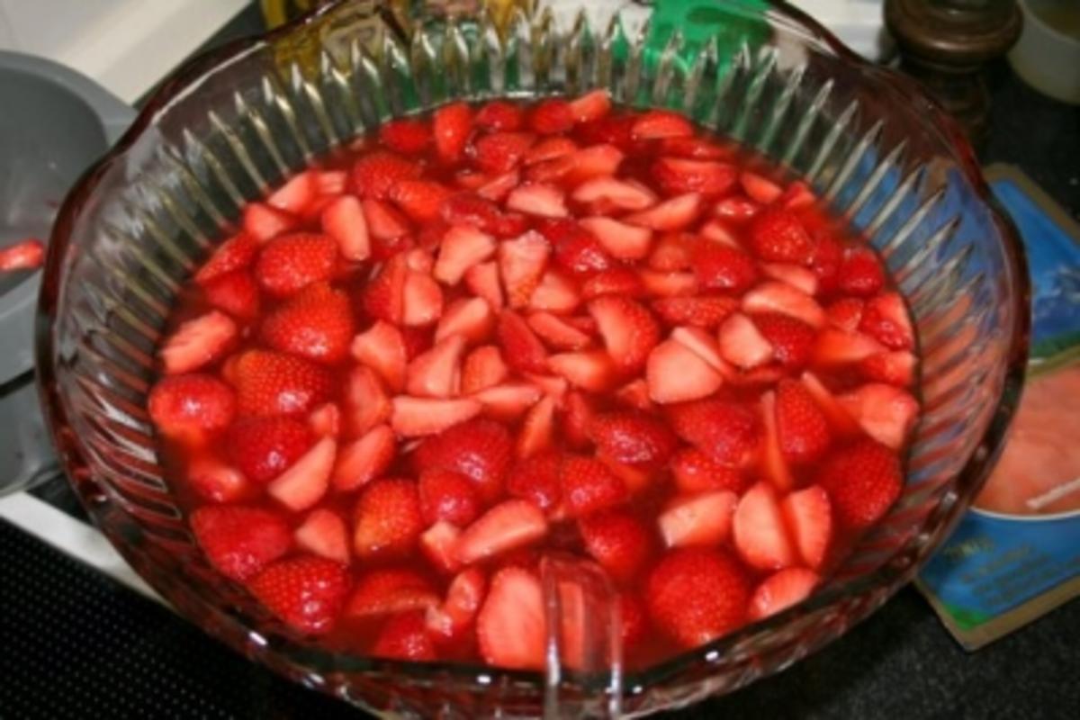 Klassische Bowle mit Erdbeeren - Rezept