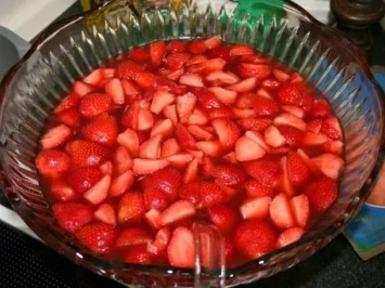 Rezept: Klassische Bowle mit Erdbeeren Klassische Bowle mit Erdbeeren - Rezept