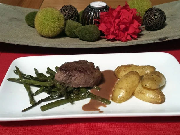 Rezept: Wasserbüffel-Filet auf Bohnen dazu Balsamico-Grappa-Rahmsoße und Blechkartoffeln Bild Nr. 1018 Wasserbüffel-Filet auf Bohnen dazu Balsamico-Grappa-Rahmsoße und Blechkartoffeln - Rezept - Bild Nr. 1018