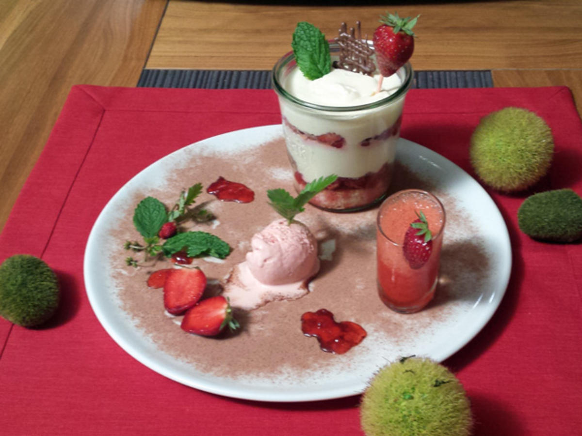 Bilder für Erdbeerdaiquiri, Erdbeerjoghurt Eis, Quark-Tiramisu mit kandierten Erdbeeren - Rezept