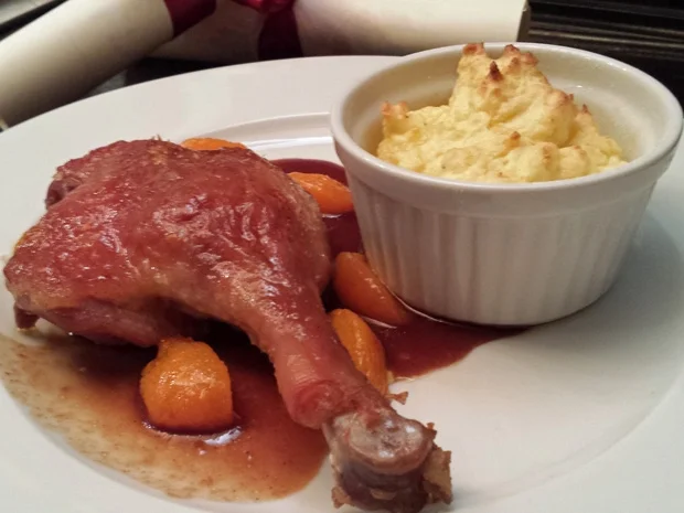 Zarte Entenkeule an Pflaumensauce, geschmorten Aprikosen und Kartoffel-Muffins - Rezept - Bild Nr. 1018