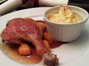 Zarte Entenkeule an Pflaumensauce, geschmorten Aprikosen und Kartoffel-Muffins - Rezept - Bild Nr. 1018