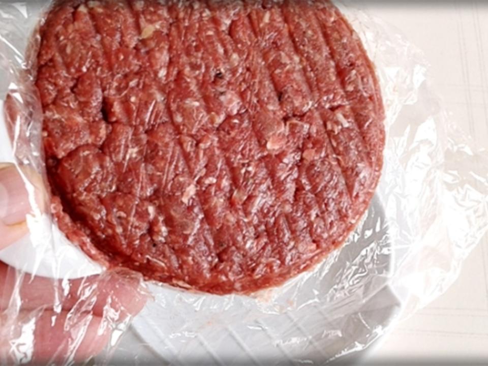 XXL Burger mit Lollo Rosso Salat und nach Art des Hauses - einfach ...