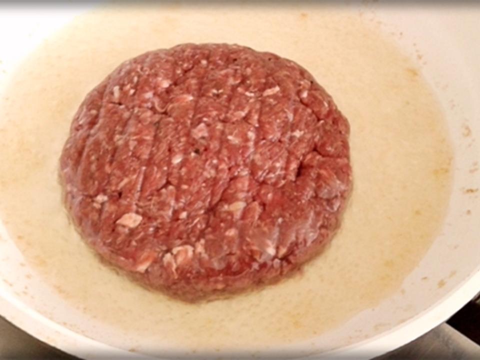XXL Burger mit Lollo Rosso Salat und nach Art des Hauses - einfach ...