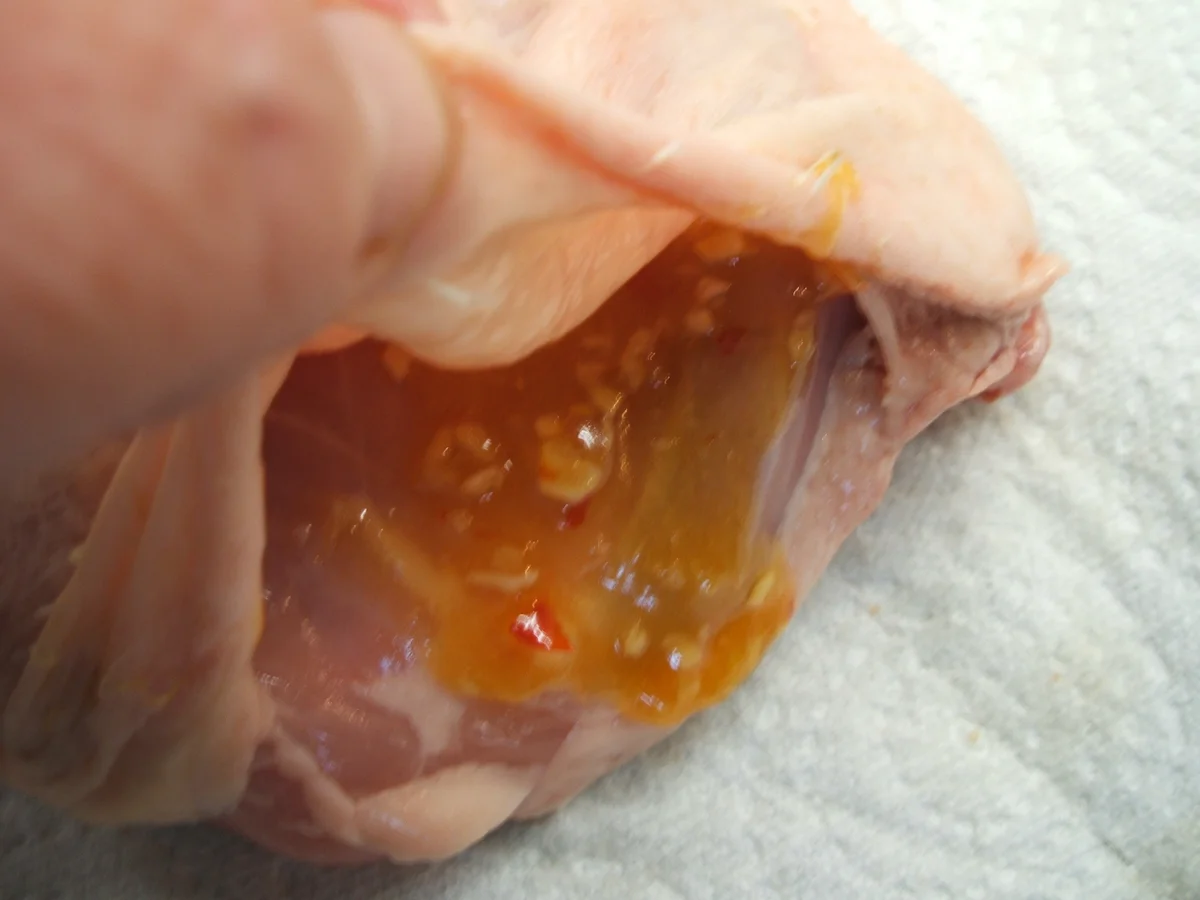 Rezept: Geflügel: Hühnerkeulen mit Chili-Honig-Knoblauch-Paste und Wurzelgemüse Bild Nr. 1060 Geflügel: Hühnerkeulen mit Chili-Honig-Knoblauch-Paste und Wurzelgemüse - Rezept - Bild Nr. 1060