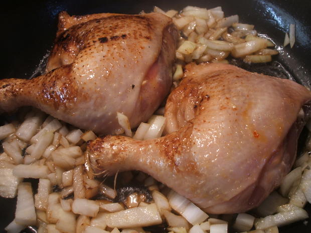 Hühnerkeulen mit Chili-Honig-Knoblauch-Paste und Wurzelgemüse