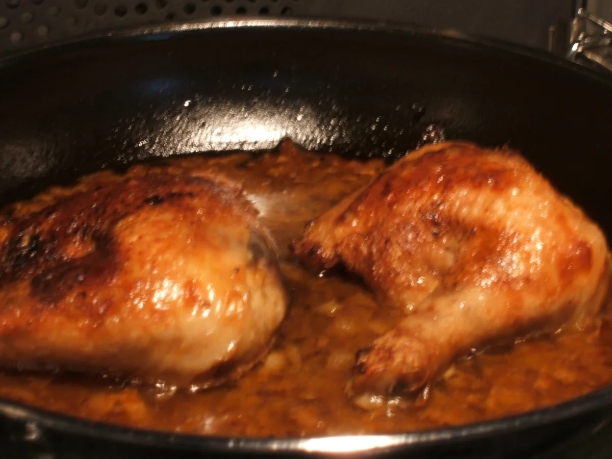 Rezept: Geflügel: Hühnerkeulen mit Chili-Honig-Knoblauch-Paste und Wurzelgemüse Bild Nr. 1062 Geflügel: Hühnerkeulen mit Chili-Honig-Knoblauch-Paste und Wurzelgemüse - Rezept - Bild Nr. 1062