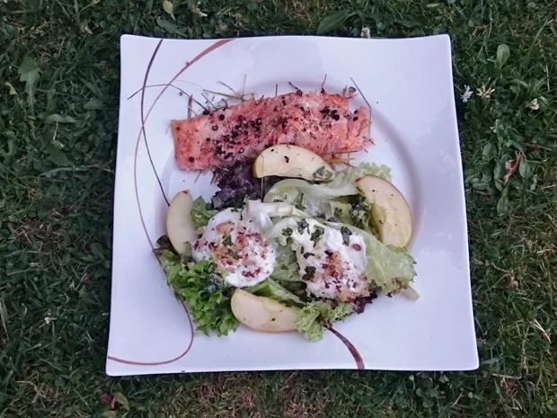 Lachs auf Heubett zu einem Ziegenfrischkäse auf Apfelsalat - Rezept - Bild Nr. 1080