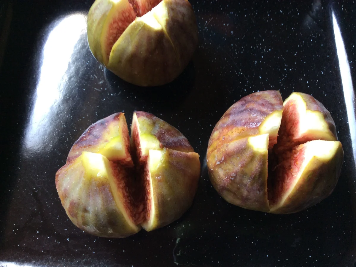 Rezept: Gebackene Feigen mit Frischkäse auf gemischten Salat Bild Nr. 1073 Gebackene Feigen mit Frischkäse auf gemischten Salat - Rezept - Bild Nr. 1073