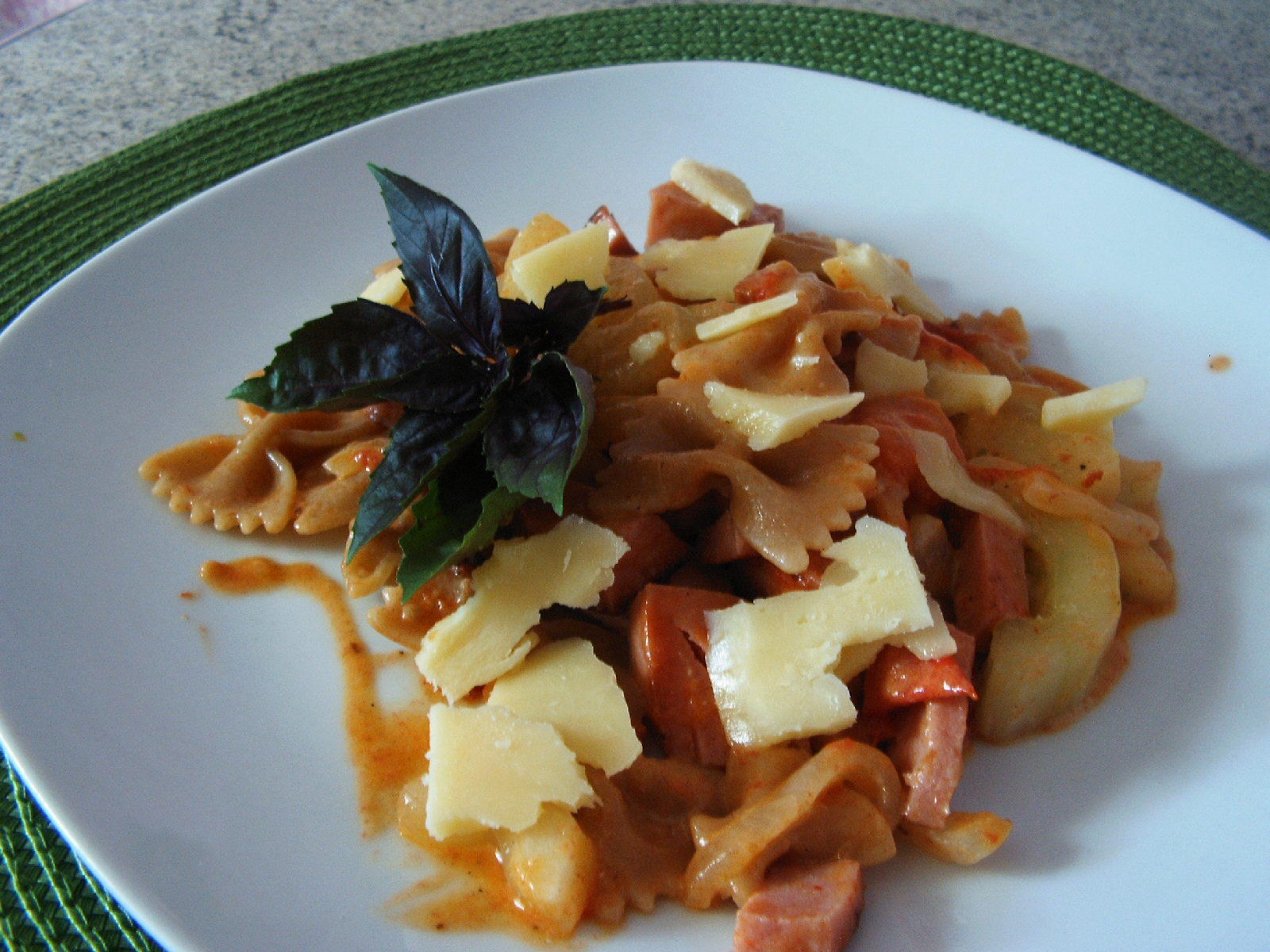 Bilder für Farfalle mit Gurken und Tomaten - Rezept