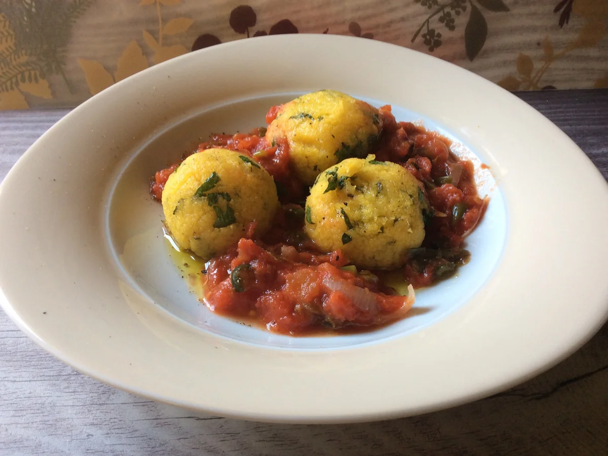 Gefüllte Polenta-Bällchen mit Tomatensoße - Rezept - Bild Nr. 1074