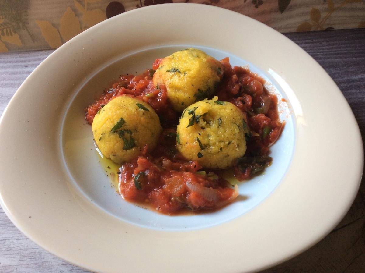 Gefüllte Polenta-Bällchen mit Tomatensoße - Rezept - Bild Nr. 1075