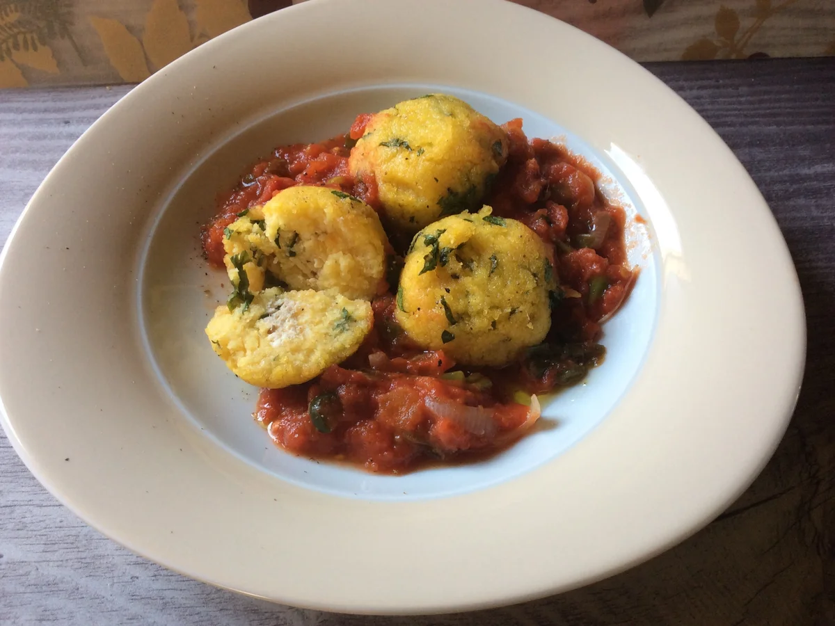 Gefüllte Polenta-Bällchen mit Tomatensoße - Rezept - Bild Nr. 1076