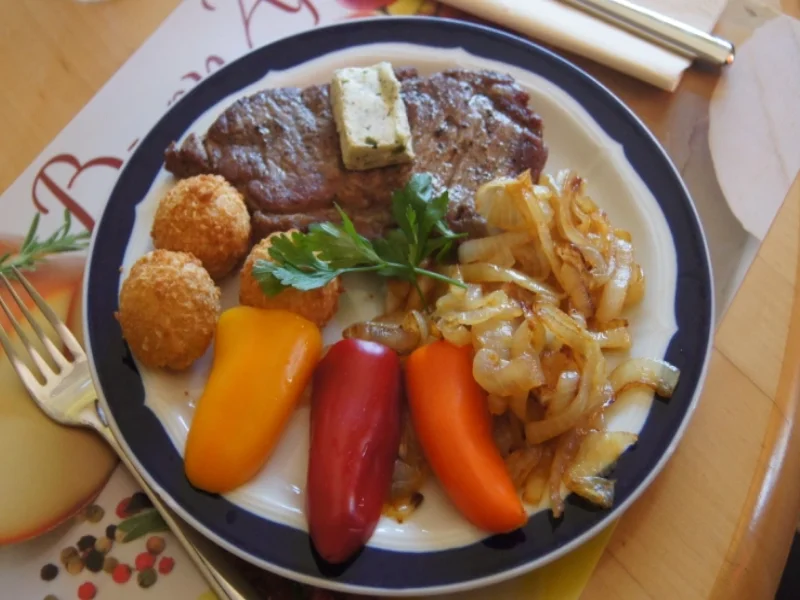 Rumsteak mit Zwiebeln, Mandelbällchen und Snackpaprikas - Rezept - Bild Nr. 1081