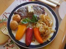 Rezept: Rumsteak mit Zwiebeln, Mandelbällchen und Snackpaprikas Bild Nr. 1081 Rumsteak mit Zwiebeln, Mandelbällchen und Snackpaprikas - Rezept - Bild Nr. 1081