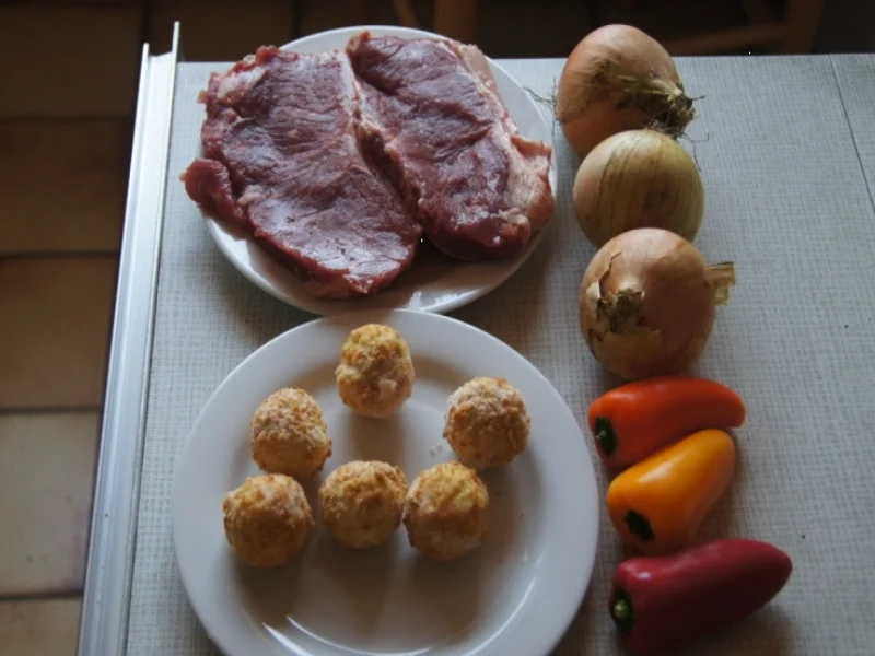 Rumsteak mit Zwiebeln, Mandelbällchen und Snackpaprikas - Rezept - Bild Nr. 1082