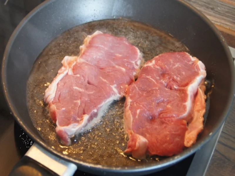 Rumsteak mit Zwiebeln, Mandelbällchen und Snackpaprikas - Rezept - Bild Nr. 1084