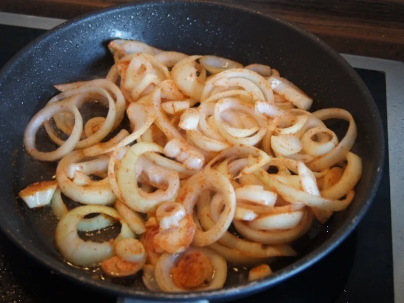 Rumsteak mit Zwiebeln, Mandelbällchen und Snackpaprikas - Rezept - Bild Nr. 1087