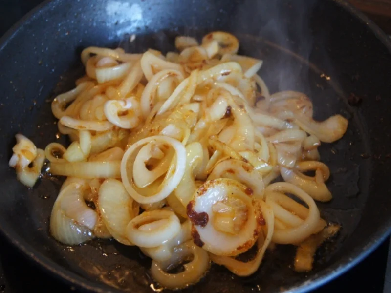 Rumsteak mit Zwiebeln, Mandelbällchen und Snackpaprikas - Rezept - Bild Nr. 1089