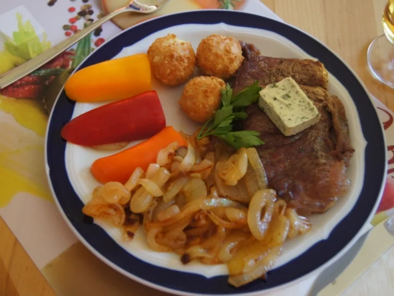 Rumsteak mit Zwiebeln, Mandelbällchen und Snackpaprikas - Rezept - Bild Nr. 1091