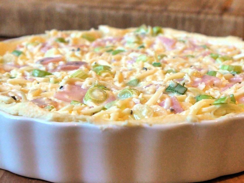 Frühlingszwiebel Käse Quiche - einfach - 289 kcal/100g