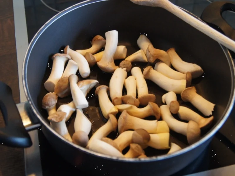 Rezept: Schlemmer-Filet mit Kräuter-Seitlingen und Rosmarin-Curry-Drillingen Bild Nr. 1103 Schlemmer-Filet mit Kräuter-Seitlingen und Rosmarin-Curry-Drillingen - Rezept - Bild Nr. 1103