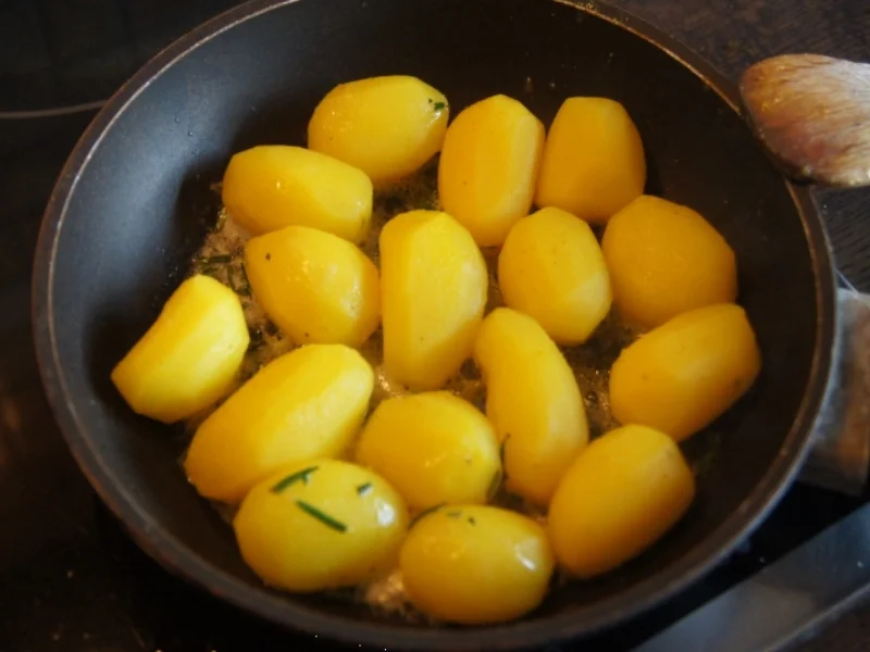 Rezept: Schlemmer-Filet mit Kräuter-Seitlingen und Rosmarin-Curry-Drillingen Bild Nr. 1106 Schlemmer-Filet mit Kräuter-Seitlingen und Rosmarin-Curry-Drillingen - Rezept - Bild Nr. 1106