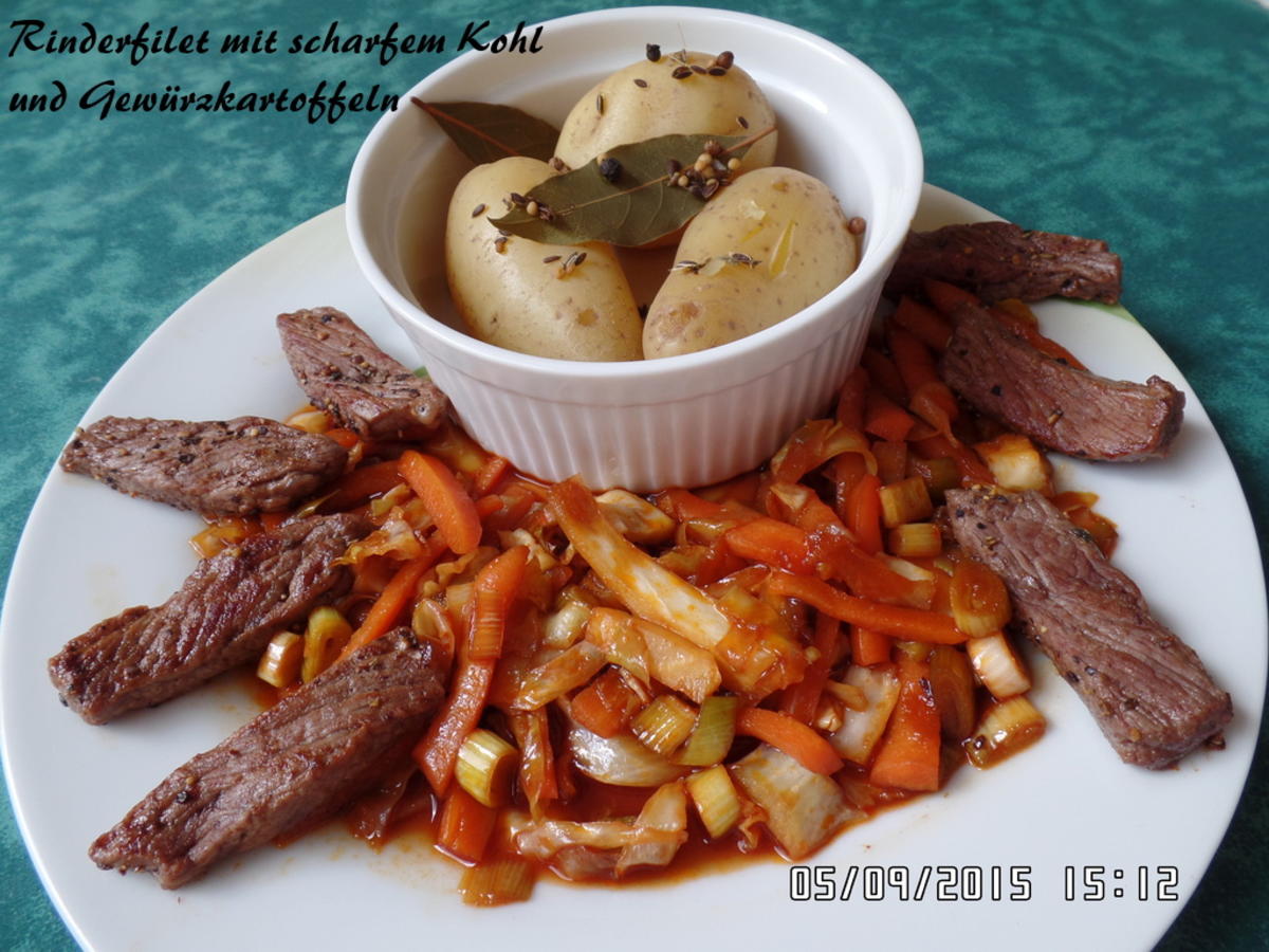 Bilder für Rinderfilet mit scharfem Kohl und Gewürzkartoffeln - Rezept