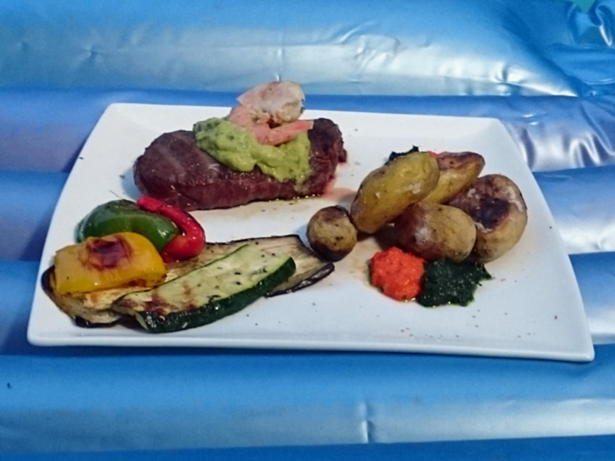 Bilder für Surf & Turf auf den Kanaren - Rindersteak an Avocadocreme mit Kokosgarnele - Rezept