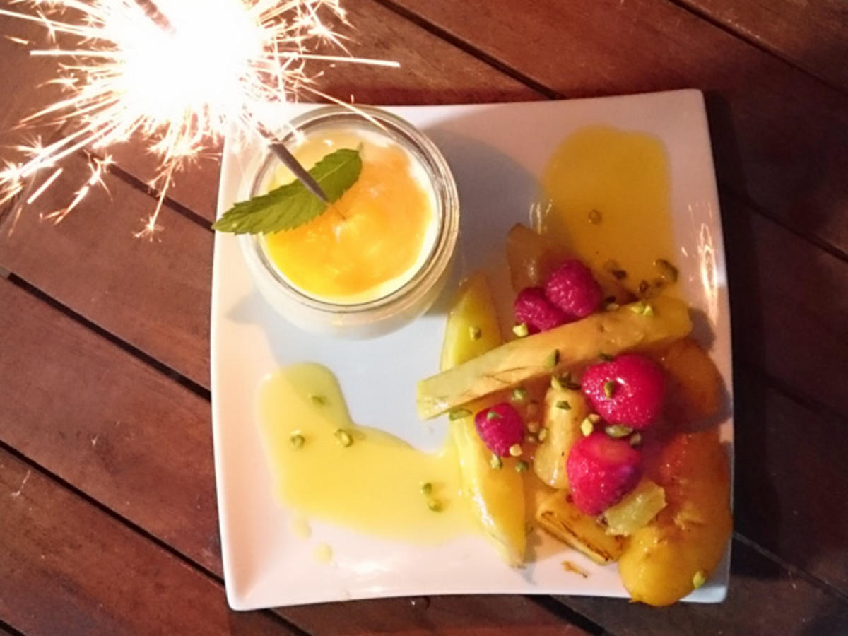 Bilder für Sommerobst an Mango-Essig-Parfait - Rezept