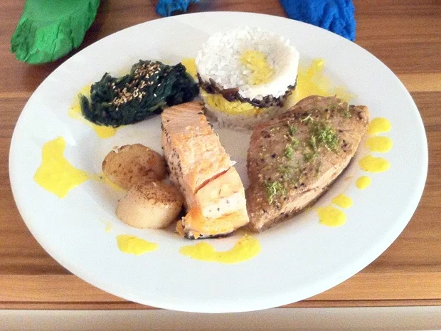 Rezept: Dreierlei Fisch mit asiatisch gewürztem Blattspinat, buntem Reis und Safranschaum Bild Nr. 1215 Dreierlei Fisch mit asiatisch gewürztem Blattspinat, buntem Reis und Safranschaum - Rezept - Bild Nr. 1215