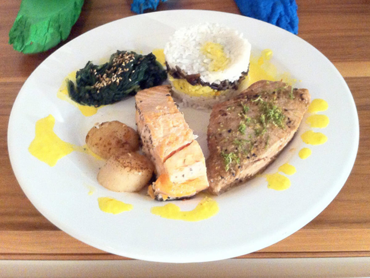 Dreierlei Fisch mit asiatisch gewürztem Blattspinat, buntem Reis und ...