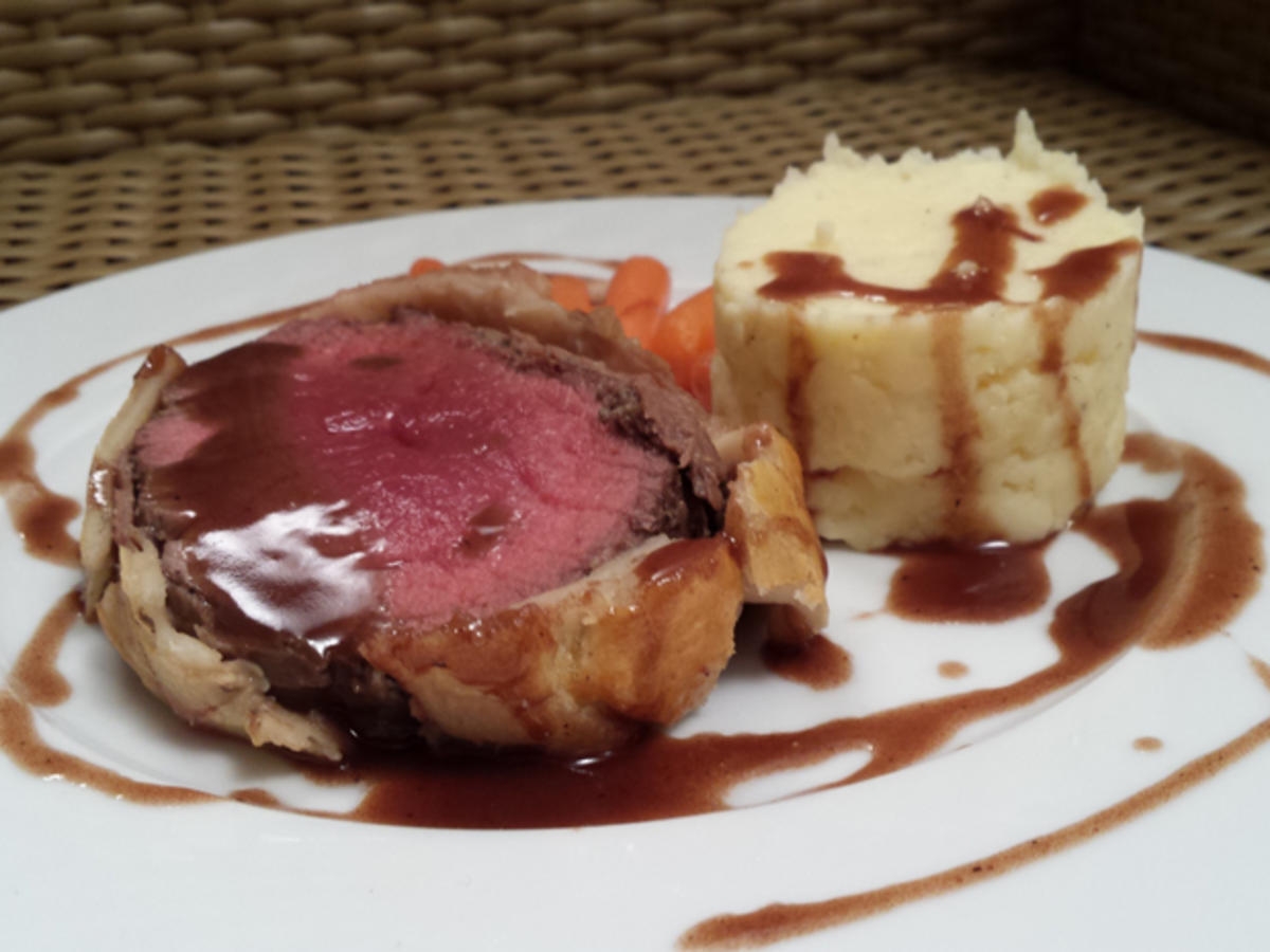 Bilder für Filet Wellington mit Kartoffelpüree und Karotten - Rezept