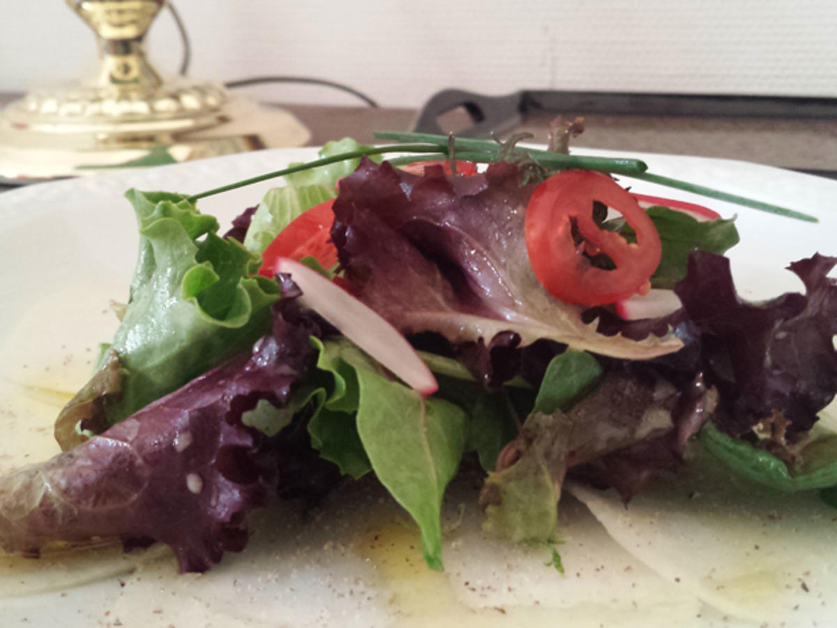 Kohlrabi Carpaccio an saisonalem Sommersalat mit Balsamico Senf ...