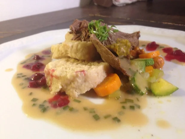 Siedfleisch mit Meerrettichsoße, Sommergemüse, böhmischen Knödeln & Preiselbeeren - Rezept - Bild Nr. 1217