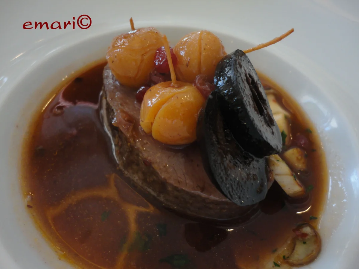 rosa gegarter Hirsch Rücken an Steinpilzen, Preiselbeeren und schwarzen Nüssen - Rezept - Bild Nr. 1271