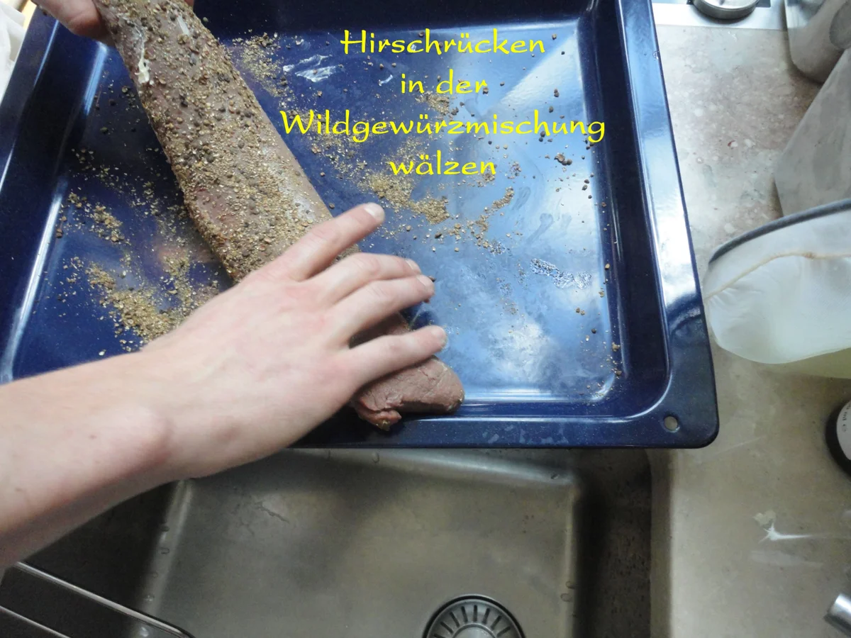 rosa gegarter Hirsch Rücken an Steinpilzen, Preiselbeeren und schwarzen Nüssen - Rezept - Bild Nr. 2170