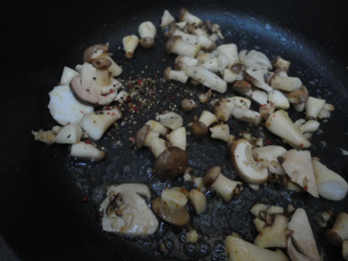 rosa gegarter Hirsch Rücken an Steinpilzen, Preiselbeeren und schwarzen Nüssen - Rezept - Bild Nr. 2175