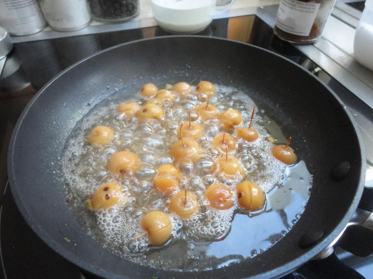 rosa gegarter Hirsch Rücken an Steinpilzen, Preiselbeeren und schwarzen Nüssen - Rezept - Bild Nr. 2176