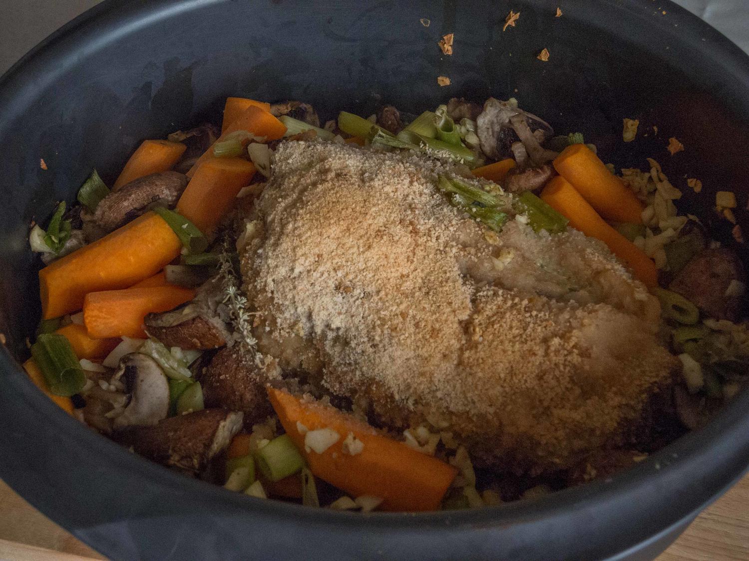 würziger Schweinenacken mit Senfdecke mit Gemüse und Gestubberten ...