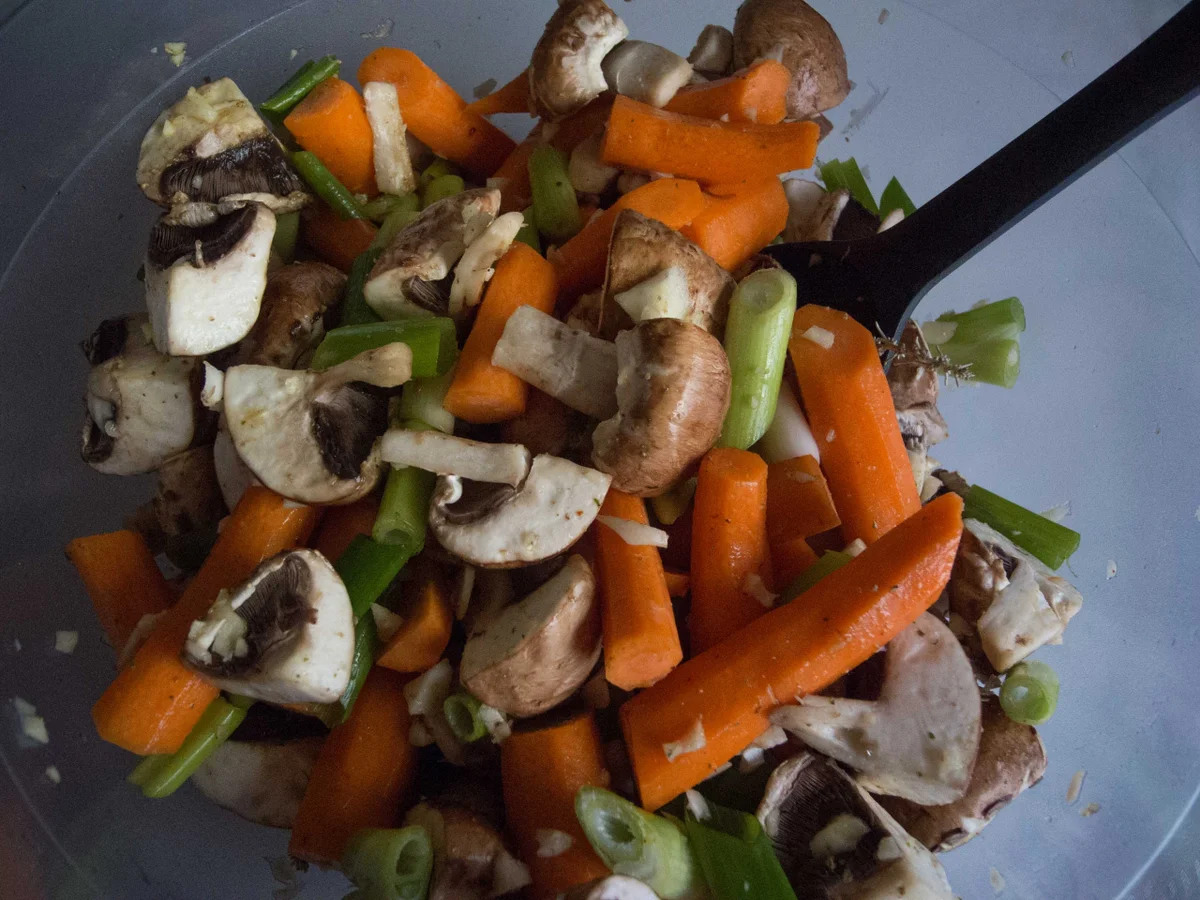 würziger Schweinenacken mit Senfdecke mit Gemüse und Gestubberten - Rezept - Bild Nr. 1374